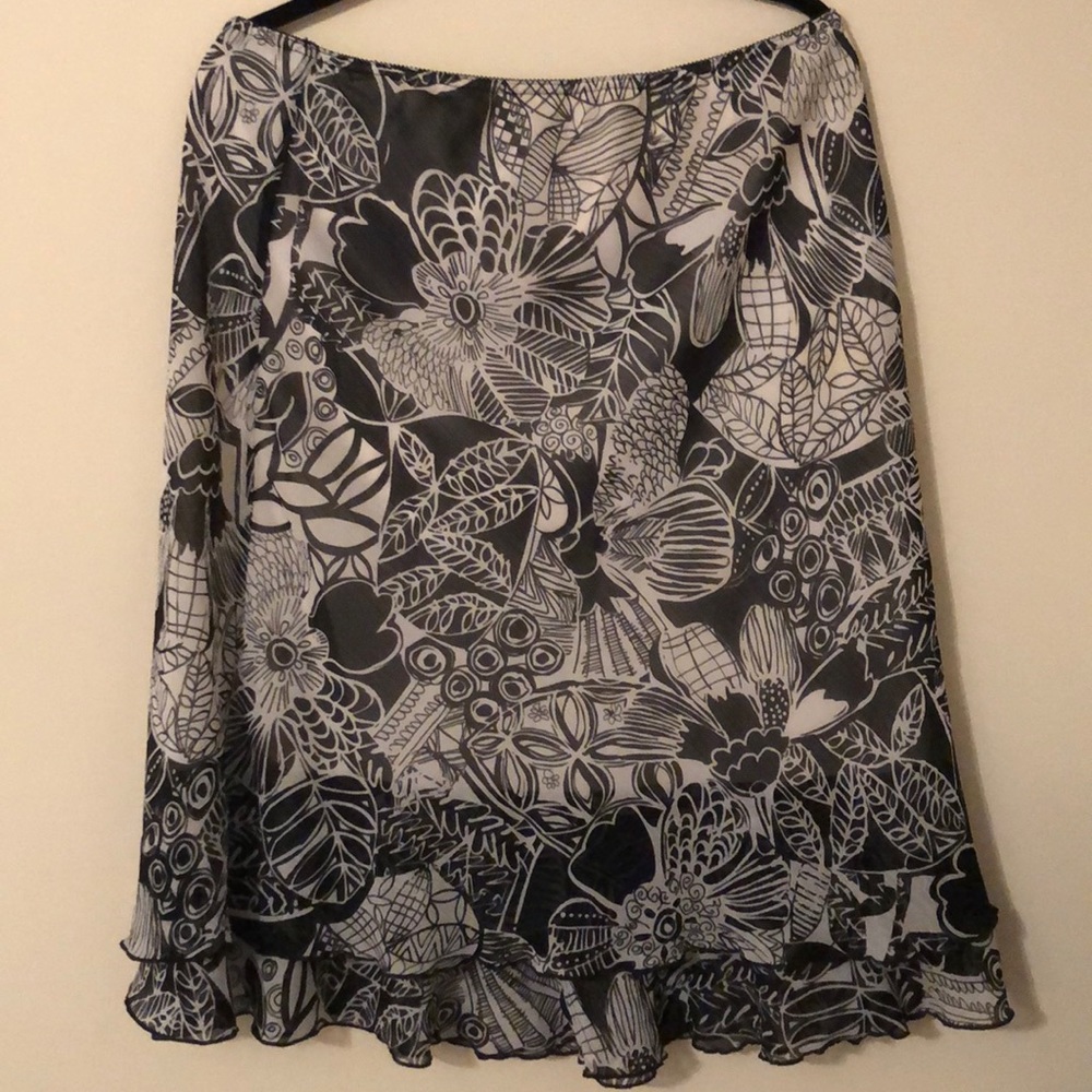 Ladies Briggs New York Floral Skirt Size Large.